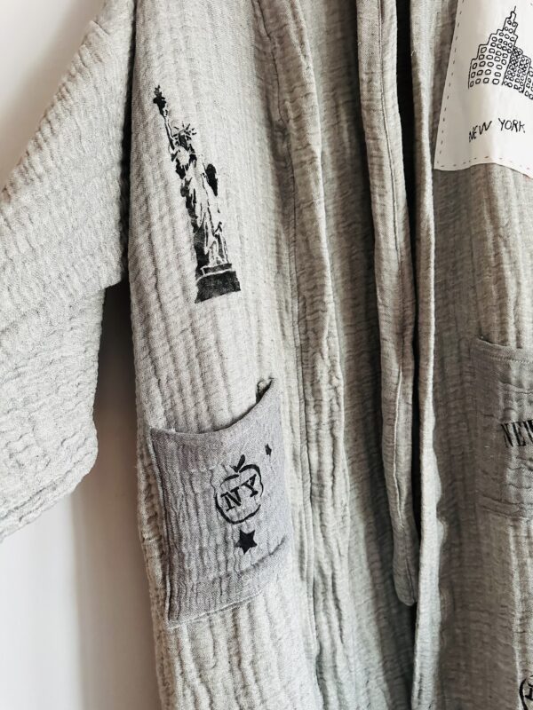 Hand-painted New York silhouette oversized kimono | Gray - Image 3