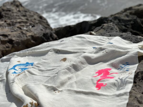 Malibu beach hand-painted beach towel | Ivory - Image 2