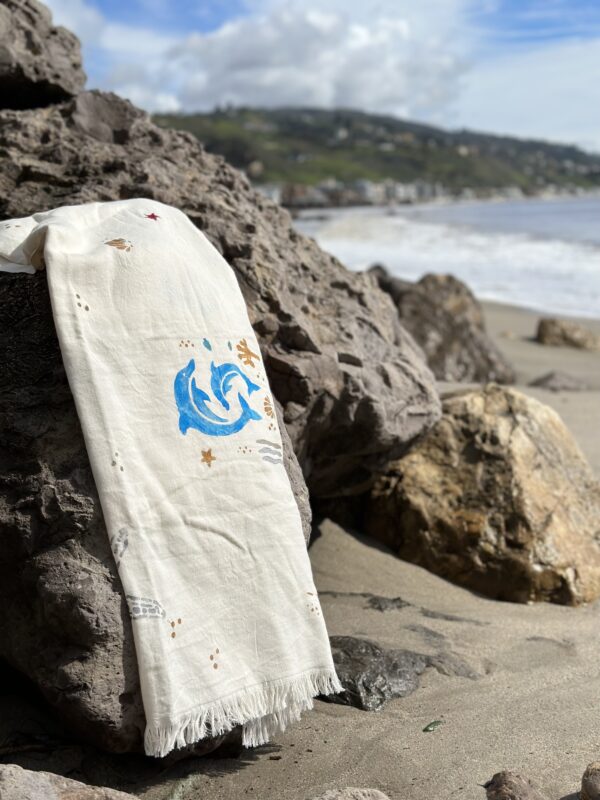 Malibu beach hand-painted beach towel | Ivory - Image 7