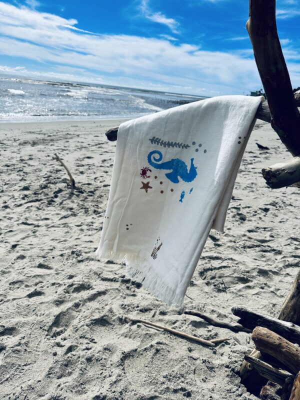 Malibu beach hand-painted beach towel | Ivory - Image 3