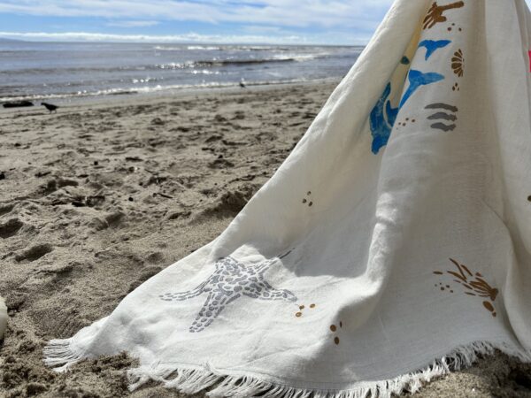 Malibu beach hand-painted beach towel | Ivory - Image 5