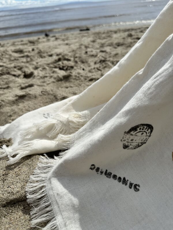 Malibu beach hand-painted beach towel | Ivory - Image 4
