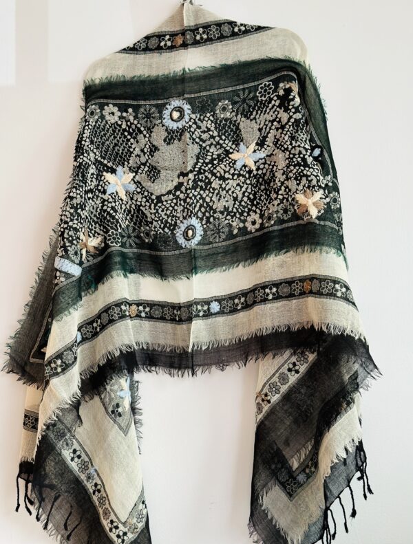 Cashmere handcrafted scarf | Black - Image 5