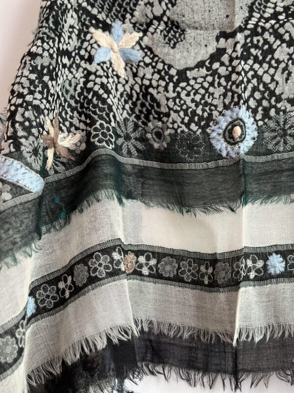 Cashmere handcrafted scarf | Black - Image 4