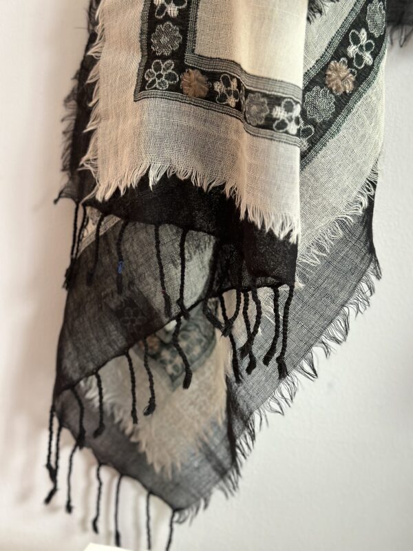Cashmere handcrafted scarf | Black - Image 2