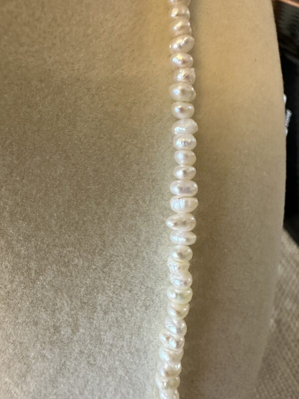 The Pearl necklace, Black l White - Image 2